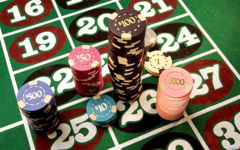 Dealer action and card dealing in Free Bet format